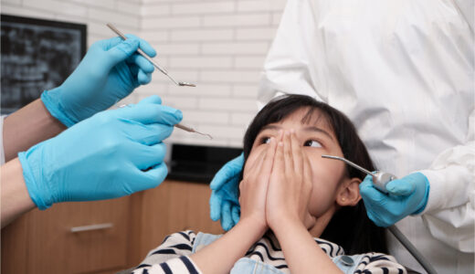 インプラント手術の麻酔「局所麻酔」と「静脈内鎮静法」の違いや費用を歯科医が解説